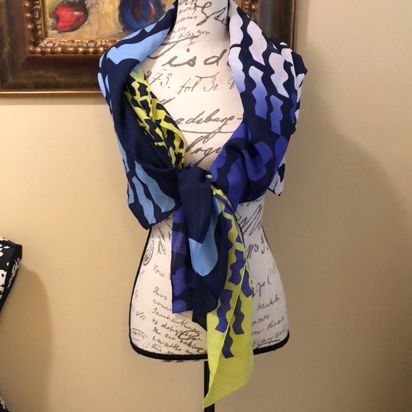 DVF Silk Vibrant mixed colors 48” x 52” Luxurious abstract scarf - Picture 4 of 12